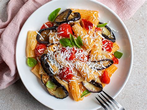  Pasta alla Norma!  A Symphony of Sicilian Flavors Unveiled in Every Creamy Bite!