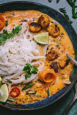  Khao Soi: Tuhti ja maustettu currypohja on täydellistä vastapainoa rapeaan nuudeleille